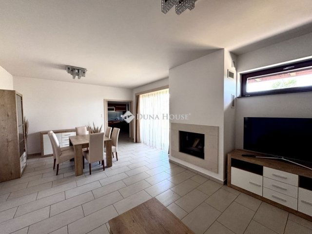Eladó családi ház, Pécsett 225 M Ft, 6 szobás