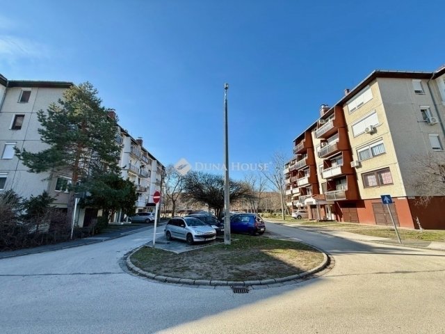 Eladó panellakás, Kecskeméten 56.9 M Ft, 4 szobás