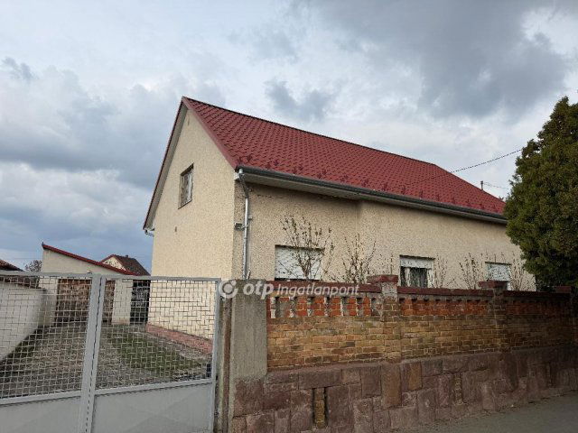 Eladó családi ház, Vecsésen 96 M Ft, 6 szobás