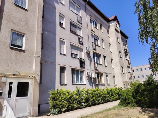Eladó téglalakás, Dunaújvárosban 34 M Ft, 3 szobás