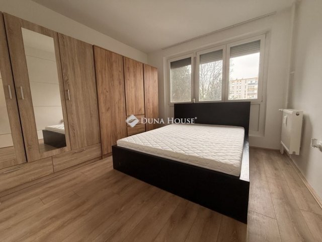 Eladó panellakás, Pécsett 51.9 M Ft, 3 szobás