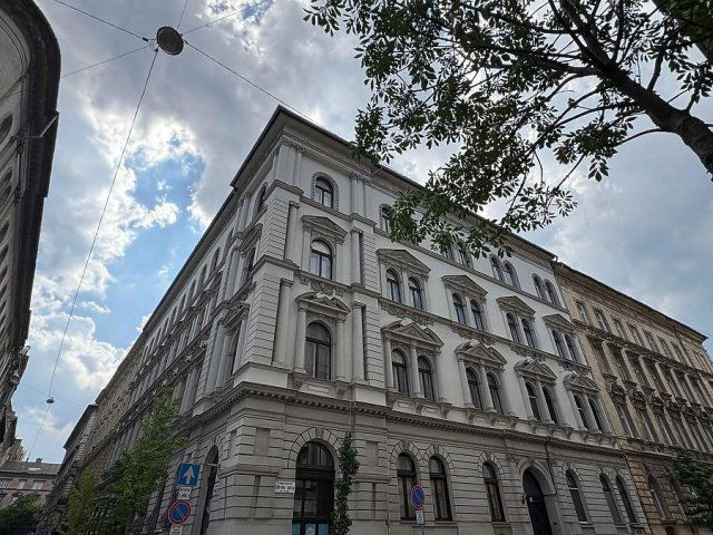 Eladó téglalakás, Budapesten, VI. kerületben, Eötvös utcában