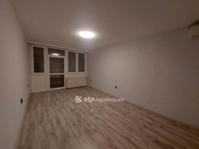 Eladó panellakás, Pécsett 56.8 M Ft, 3 szobás