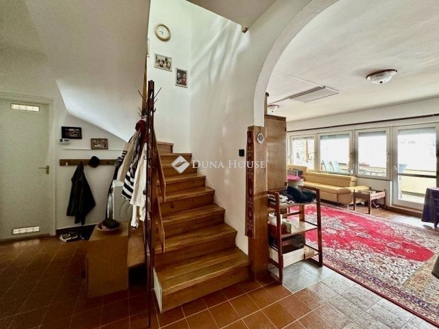 Eladó téglalakás, Pécsett 99 M Ft, 5 szobás