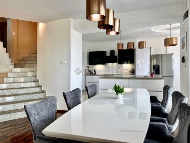 Eladó családi ház, Pécsett 425 M Ft, 6 szobás