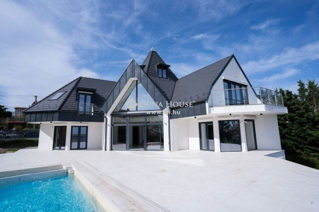 Eladó családi ház, Velencén 339 M Ft, 9 szobás