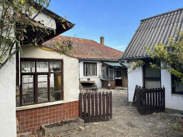 Eladó családi ház, Szekszárdon 16 M Ft, 3 szobás