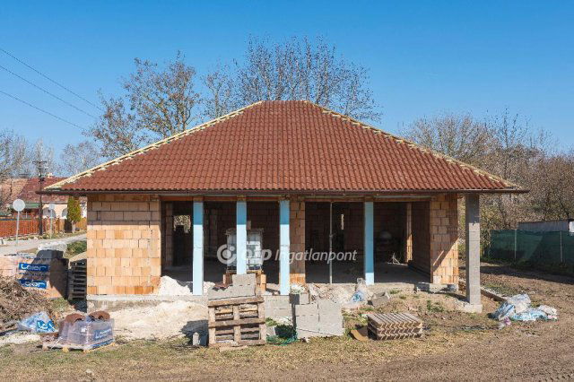 Eladó családi ház, Velencén 89.9 M Ft, 4 szobás