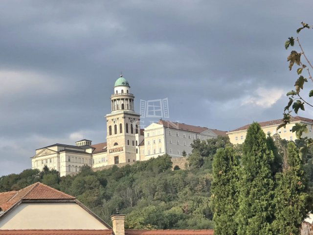 Eladó családi ház, Pannonhalmán 39.5 M Ft, 4 szobás