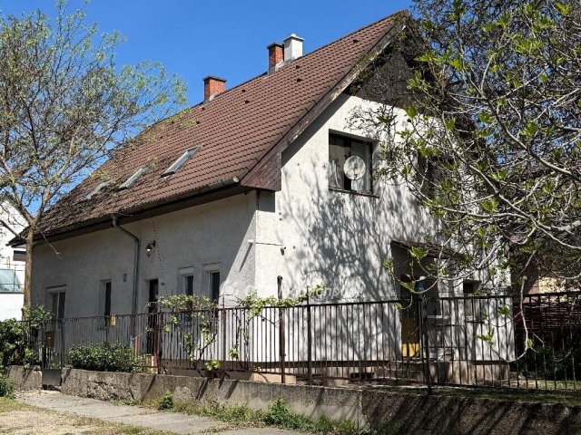 Eladó családi ház, Dunaújvárosban 67 M Ft, 7 szobás