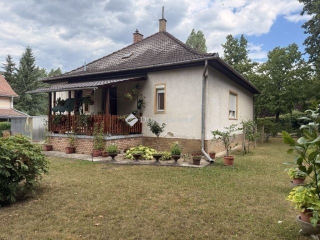 Eladó családi ház, Pécsett 87.9 M Ft, 4 szobás
