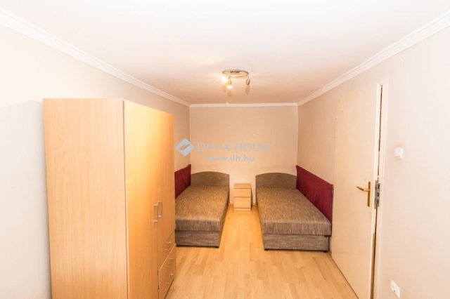 Eladó családi ház, Szombathelyen 95 M Ft, 9 szobás