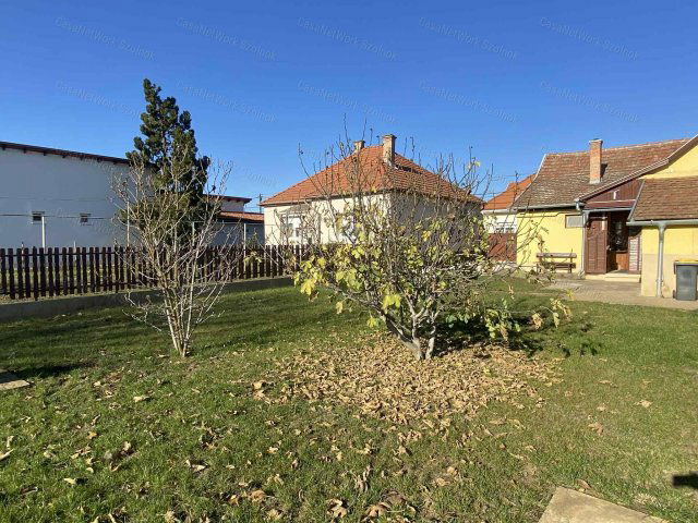 Eladó családi ház, Szolnokon 55 M Ft, 2 szobás