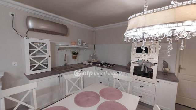 Eladó családi ház, Kisújszálláson 35 M Ft, 3 szobás