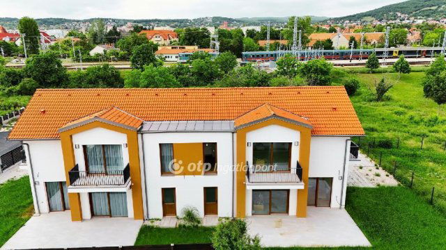 Eladó ikerház, Balatonfüreden 169 M Ft, 2+4 szobás