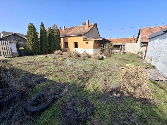 Eladó családi ház, Kiskunfélegyházán 21.5 M Ft, 2 szobás