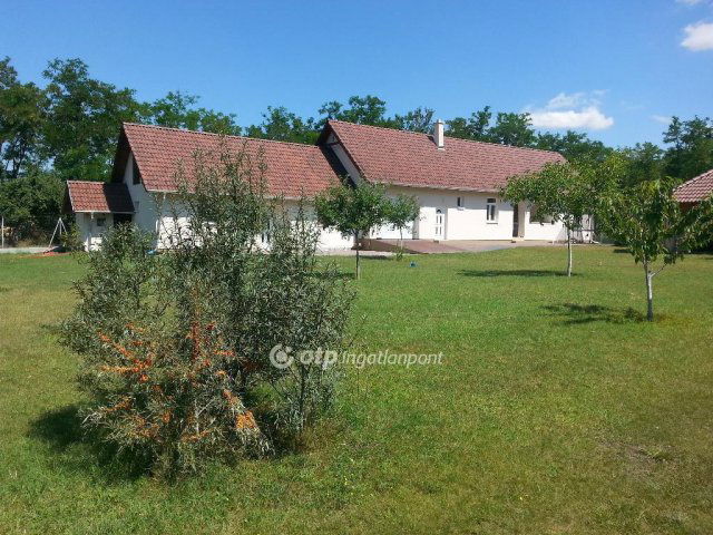 Eladó mezogazdasagi ingatlan, Bugyin 235 M Ft, 5 szobás
