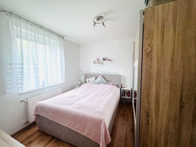 Eladó téglalakás, Pécsett 65.9 M Ft, 3 szobás