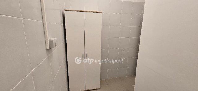 Eladó üzlethelyiség, Hajdúböszörményen 25 M Ft