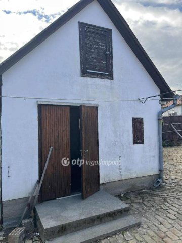 Eladó családi ház, Szekszárdon 16 M Ft, 3 szobás