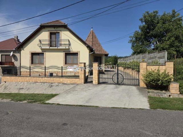 Eladó családi ház, Pécsett 123 M Ft, 5 szobás