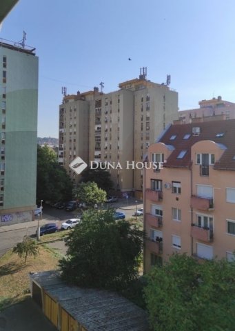 Eladó téglalakás, Pécsett 64.9 M Ft, 4 szobás