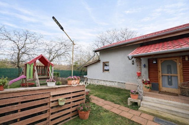 Eladó családi ház, Dunaharasztin 26.9 M Ft, 1+2 szobás