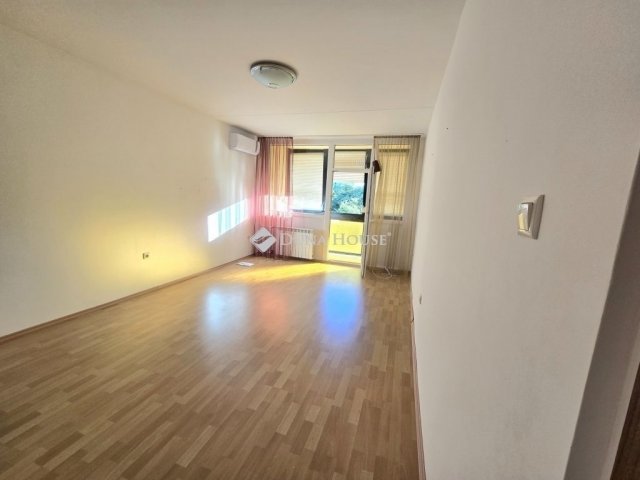 Eladó panellakás, Pécsett 52 M Ft, 2 szobás