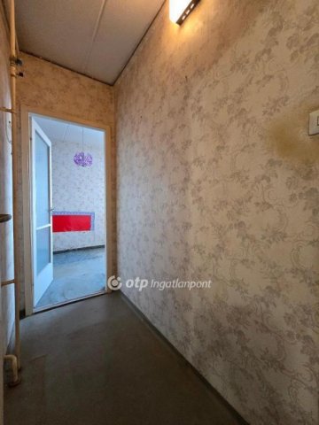 Eladó panellakás, Pápán 26.5 M Ft, 1+1 szobás