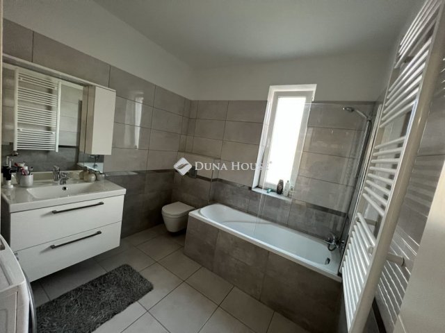 Eladó téglalakás, Győrött 72 M Ft, 2 szobás