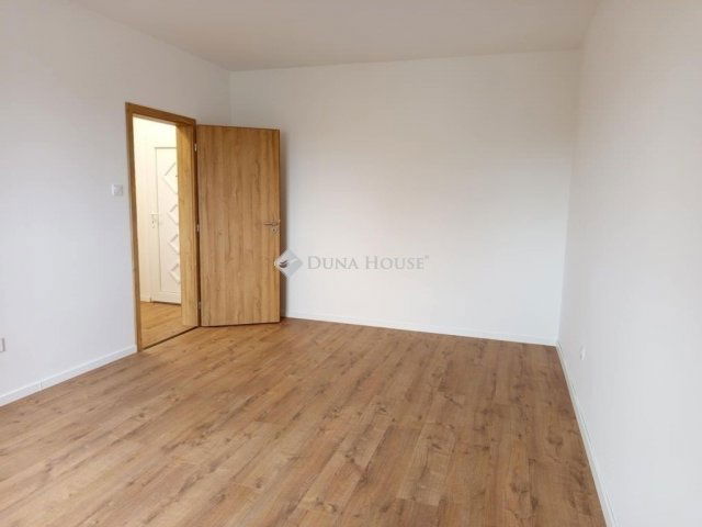 Eladó panellakás, Pécsett 54.9 M Ft, 2 szobás