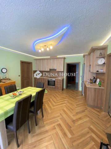 Eladó családi ház, Balatonalmádiban 349 M Ft, 10 szobás
