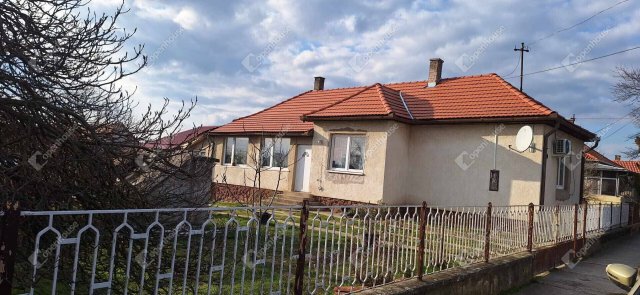 Eladó családi ház, Kadarkúton 26.9 M Ft, 4 szobás