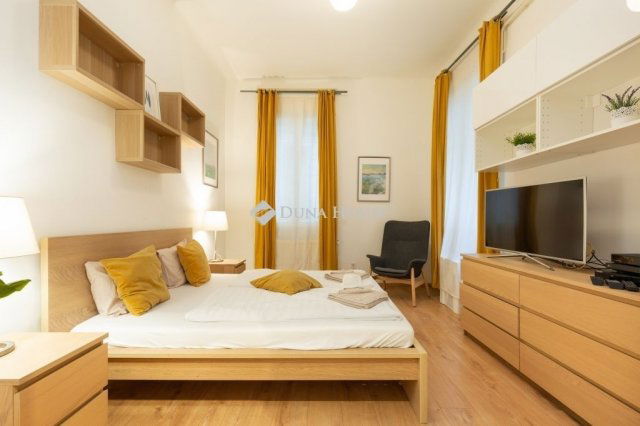 Eladó téglalakás, Budapesten, V. kerületben 71.2 M Ft, 1 szobás