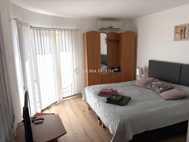 Eladó családi ház, Komáromban 400 M Ft, 7 szobás