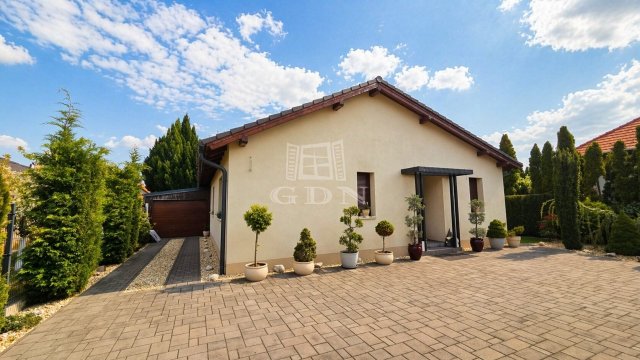 Eladó családi ház, Mosonmagyaróváron 129.902 M Ft, 4 szobás