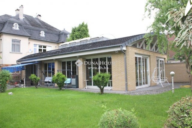 Eladó családi ház, Üllőn 303 M Ft, 12 szobás