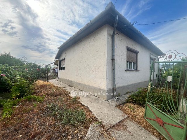 Eladó családi ház, Jászkisérén 9.999 M Ft, 2 szobás