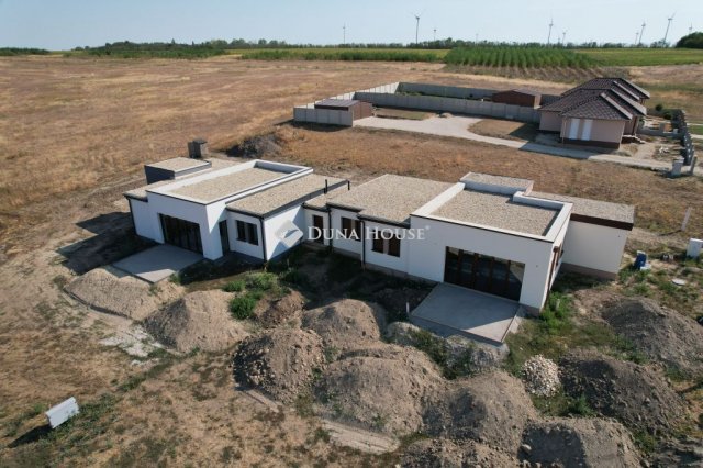 Eladó ikerház, Bábolnán 126 M Ft, 4 szobás
