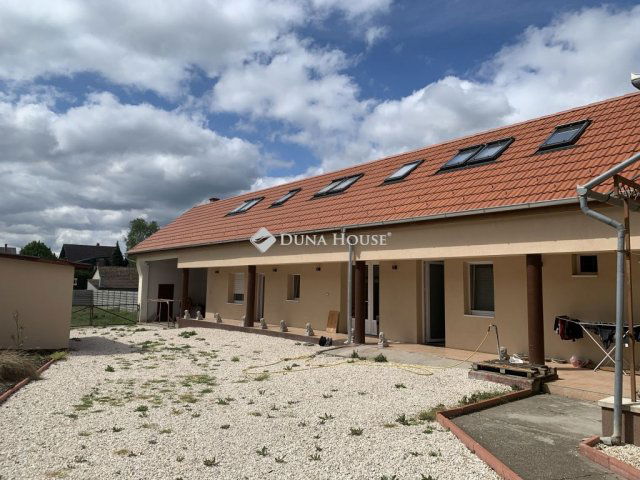 Eladó családi ház, Vecsésen 299.9 M Ft, 1 szobás