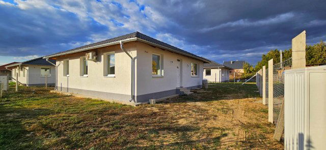 Eladó ikerház, Kakucson 89.9 M Ft, 4 szobás