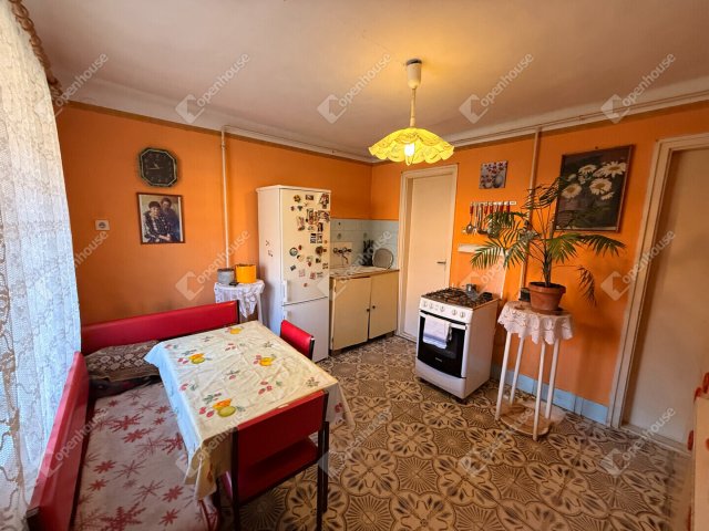 Eladó családi ház, Mendén 39.9 M Ft, 2 szobás