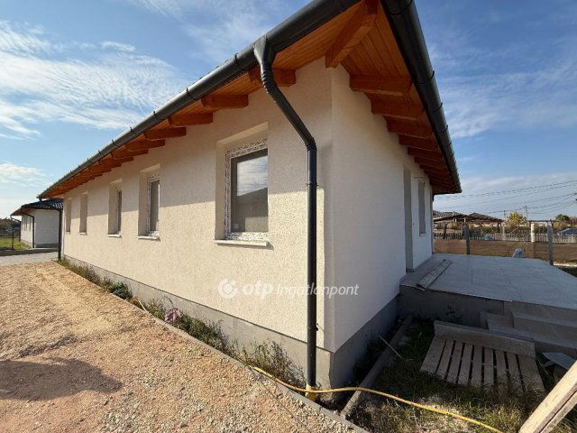 Eladó ikerház, Szigetcsépen 86.9 M Ft, 2+3 szobás