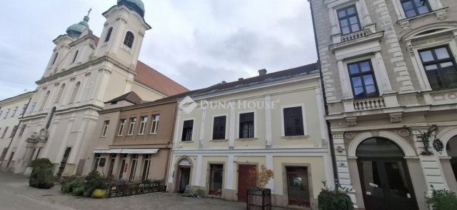 Eladó téglalakás, Pécsett 97.2 M Ft, 3 szobás