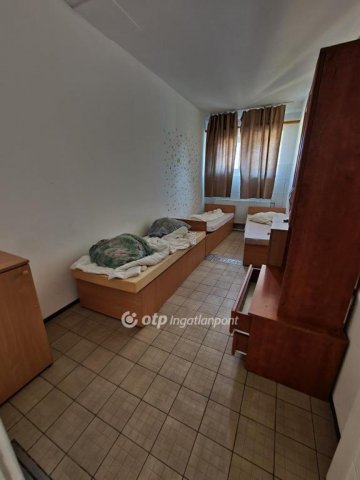 Eladó családi ház, Pápán 249 M Ft, 9+11 szobás