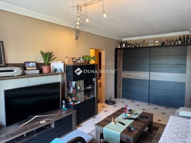 Eladó panellakás, Budapesten, III. kerületben 73.9 M Ft