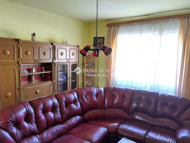 Eladó családi ház, Kesztölcön 47.99 M Ft, 2 szobás