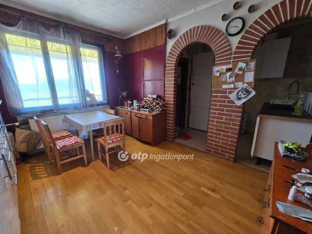 Eladó családi ház, Marcaltőn 41.9 M Ft, 5 szobás