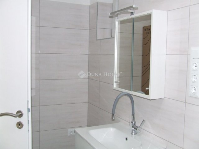 Eladó családi ház, Esztergomban 180 M Ft, 9 szobás