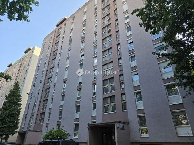 Eladó panellakás, Pécsett 47.9 M Ft, 4 szobás